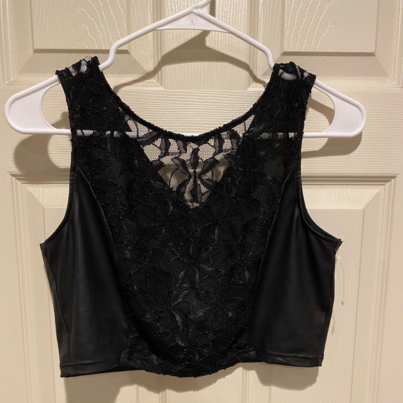 Tops - Cute lace crop top!!